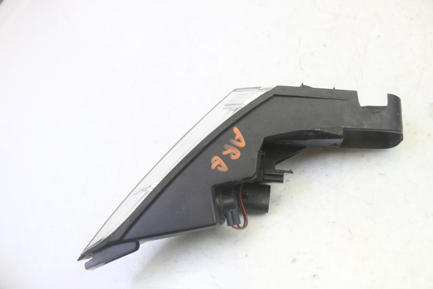 photo de FEU ARRIERE GAUCHE PEUGEOT SATELIS 125 (2013 - 2018) - Gros plan technique