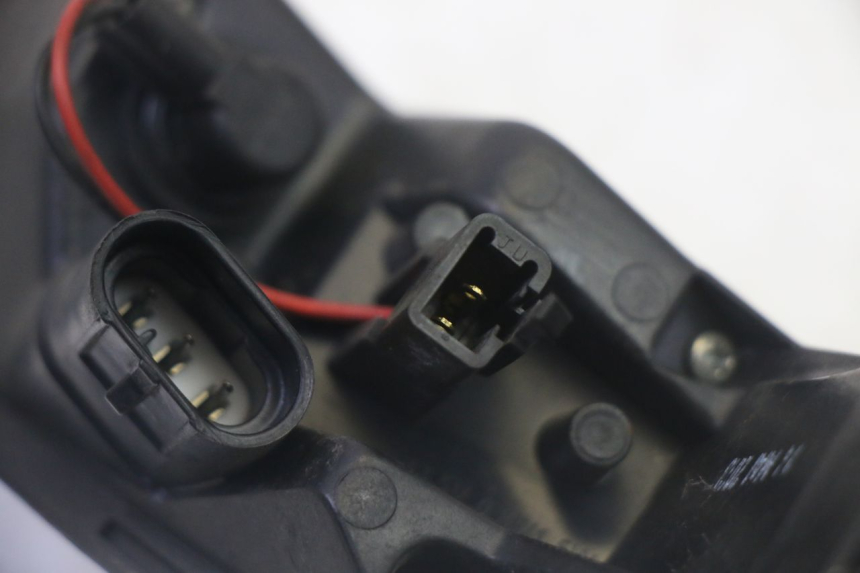 photo de FEU ARRIERE GAUCHE PEUGEOT SATELIS 125 (2013 - 2018) - État de surface