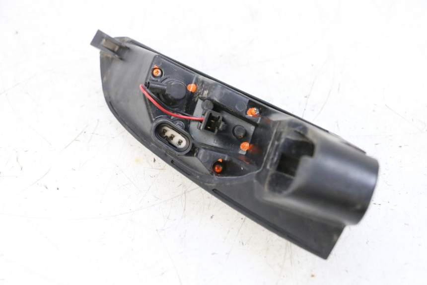 photo de FEU ARRIERE GAUCHE PEUGEOT SATELIS 125 (2013 - 2018) - Gros plan technique