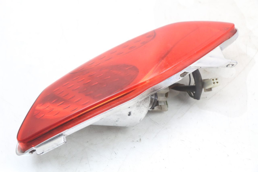 photo de FEU ARRIERE GAUCHE YAMAHA XMAX X-MAX 125 (2006 - 2009) - Gros plan technique