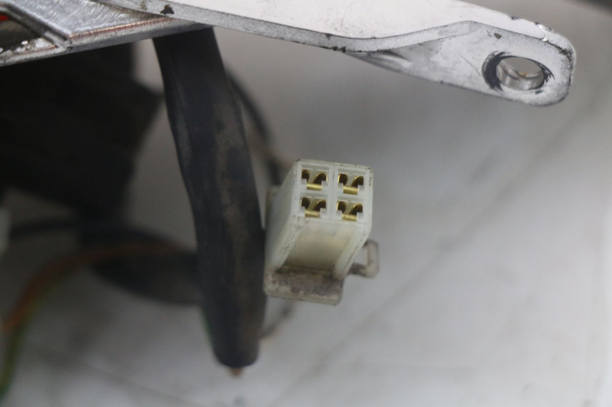 photo de FEU ARRIERE GAUCHE YAMAHA XMAX X-MAX 125 (2006 - 2009) - État de surface