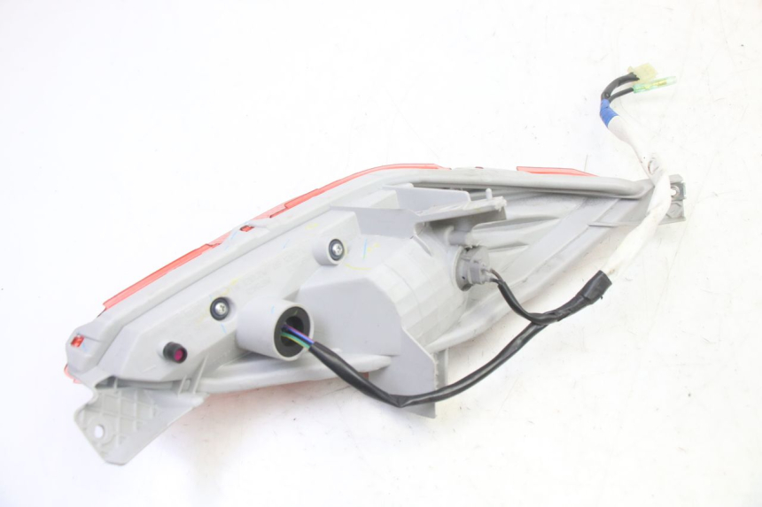 photo de FEU ARRIERE GAUCHE YAMAHA XMAX X-MAX 125 (2021 - 2025) - Gros plan technique