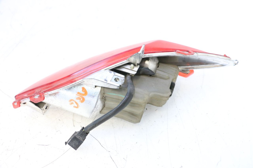 photo de FEU ARRIERE GAUCHE YAMAHA X-MAX XMAX 125 (2010 - 2013) - Autre angle de vue