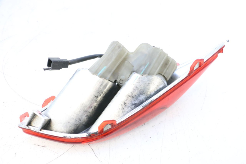 photo de FEU ARRIERE GAUCHE YAMAHA X-MAX XMAX 125 (2010 - 2013) - Gros plan technique