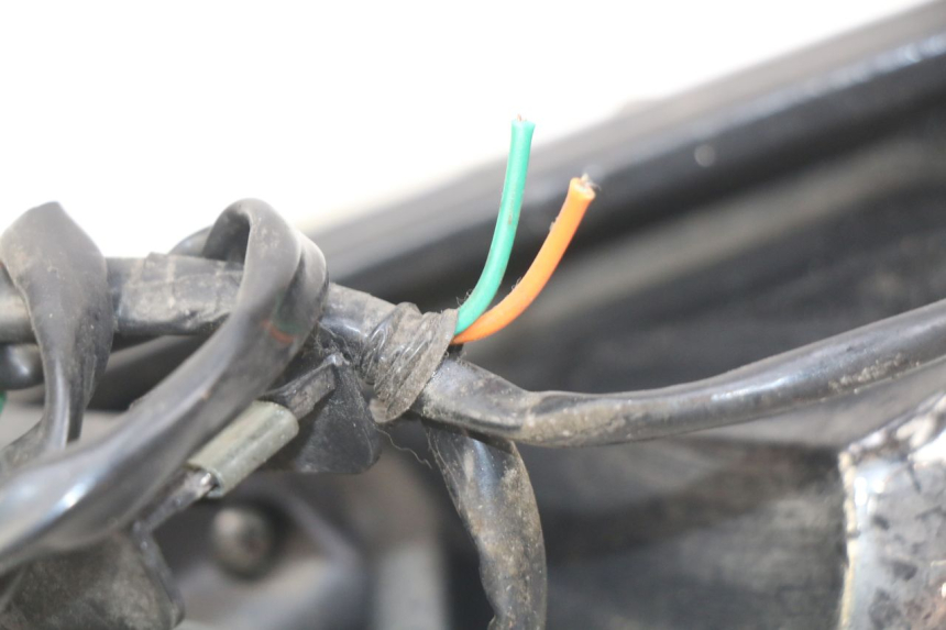 photo de FEU ARRIERE GAUCHE YAMASAKI YM T 125 (2015 - 2020) - Zoom état d’usage