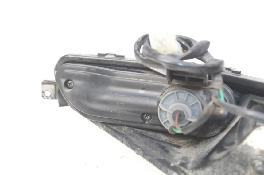 photo de FEU ARRIERE GAUCHE YAMASAKI YM T 125 (2015 - 2020) - Gros plan technique