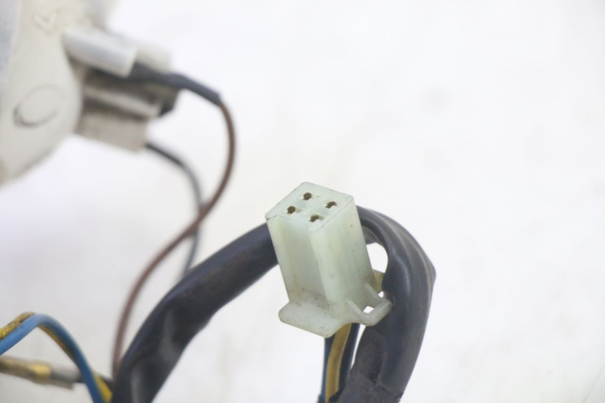 photo de FEU ARRIERE GAUCHE YAMAHA YP MAJESTY 125 (2002 - 2006) - Points de fixation