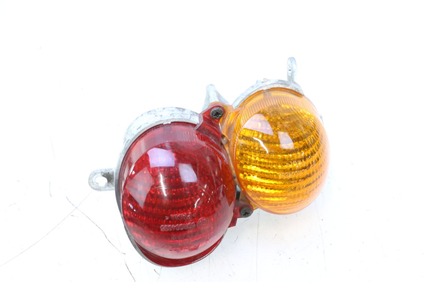 photo de FEU ARRIERE GAUCHE YAMAHA YP MAJESTY 125 (1998 - 2001) - Autre angle de vue
