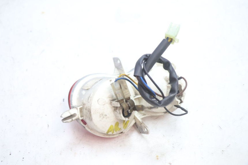 photo de FEU ARRIERE GAUCHE YAMAHA YP MAJESTY 125 (2002 - 2006) - Autre angle de vue