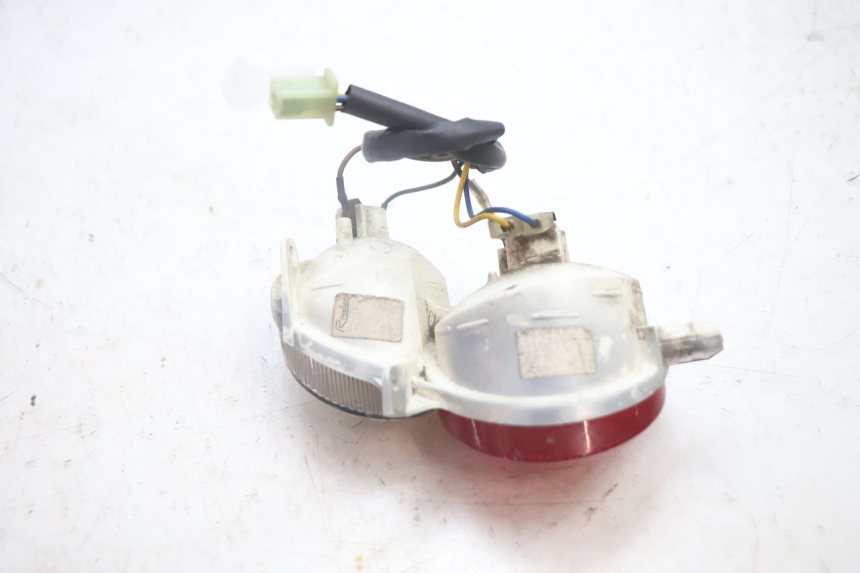 photo de FEU ARRIERE GAUCHE YAMAHA YP MAJESTY 125 (2002 - 2006) - Gros plan technique