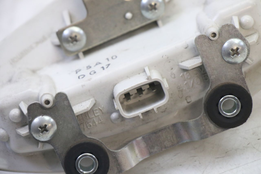 photo de FEU ARRIERE SUZUKI GSR 750 (2011 - 2017) - Points de fixation