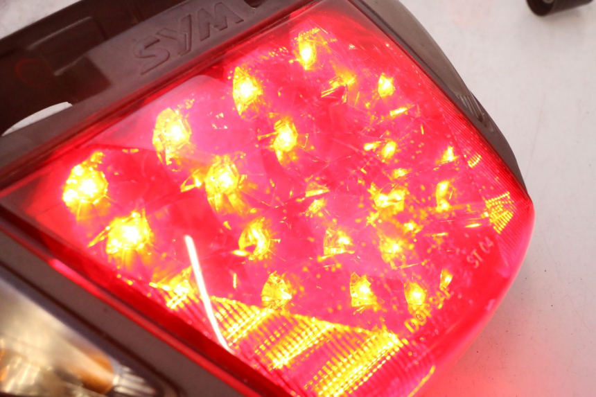 photo de FEU ARRIERE SYM GTS EVO 125 (2009 - 2013) - Zoom état d’usage