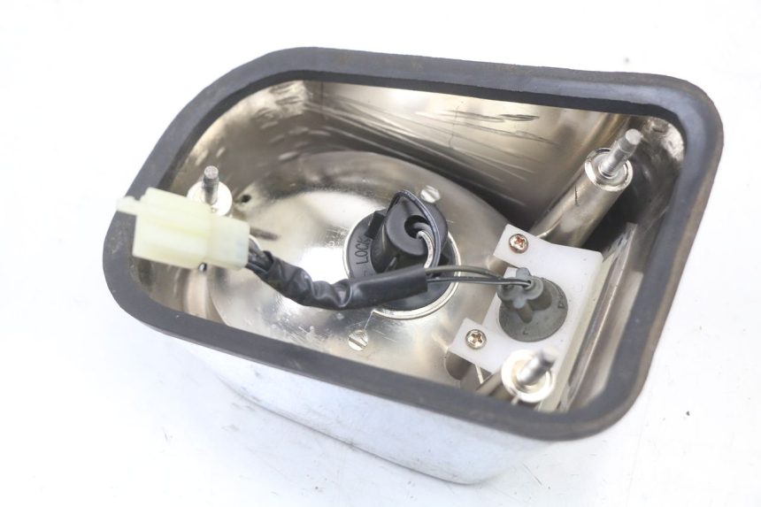 photo de FEU ARRIERE HYOSUNG GV AQUILA 125 (2000 - 2009) - Points de fixation