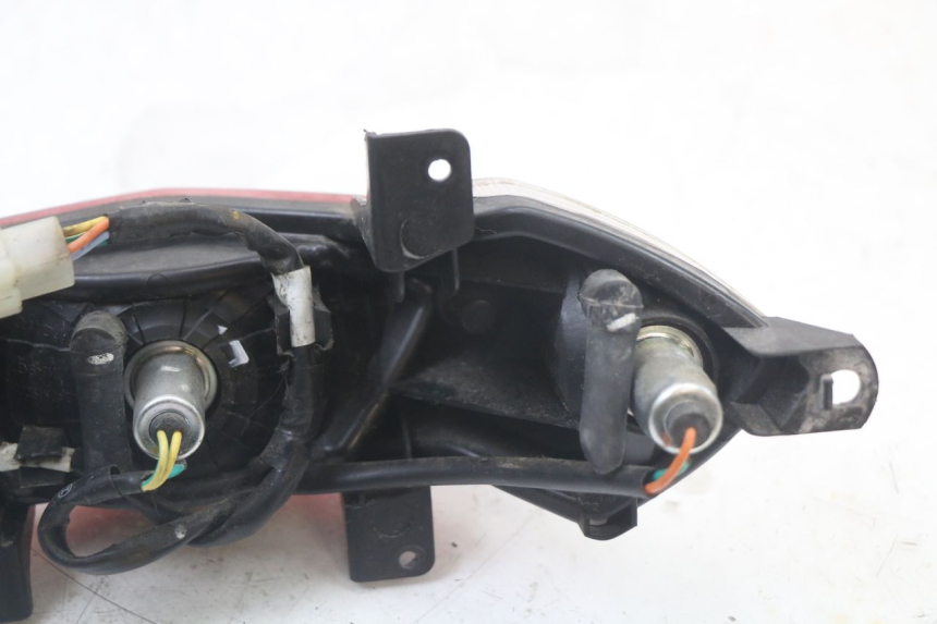 photo de FEU ARRIERE PEUGEOT KISBEE 2T 50 (2010 - 2017) - État de surface