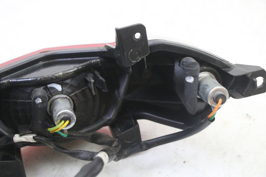 photo de FEU ARRIERE PEUGEOT KISBEE 2T 50 (2018 - 2022) - État de surface