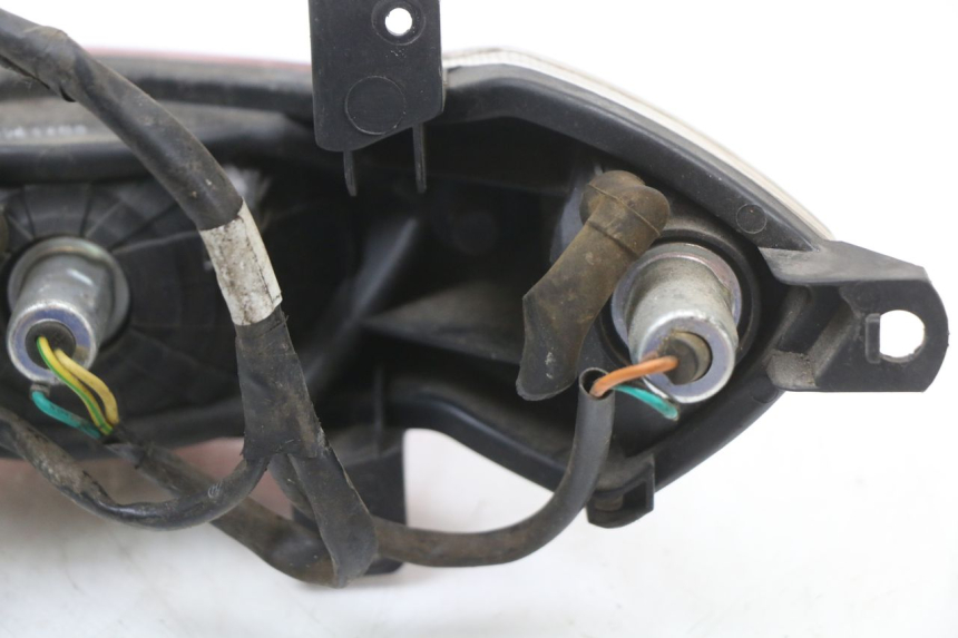 photo de FEU ARRIERE PEUGEOT KISBEE 4T 50 (2010 - 2017) - État de surface