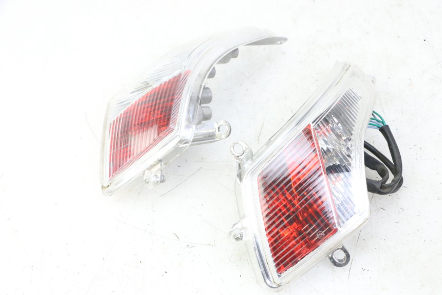 photo de FEU ARRIERE PEUGEOT VIVACITY 125 (2010 - 2017) - Autre angle de vue