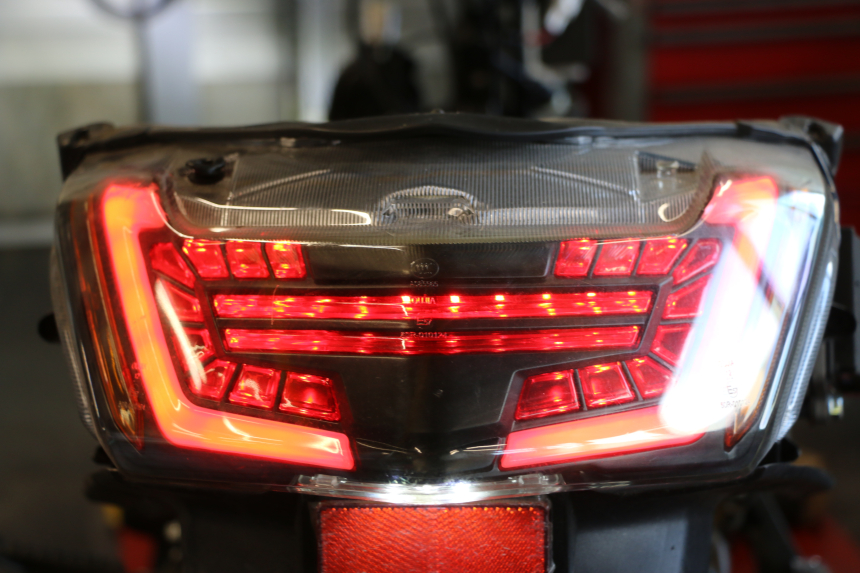 photo de FEU ARRIERE JM MOTORS R-MAX TECH 50 (2024 - 2026) - Zoom état d’usage