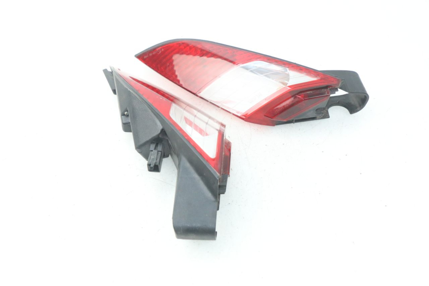 photo de FEU ARRIERE PEUGEOT SATELIS 125 (2006 - 2009) - Points de fixation