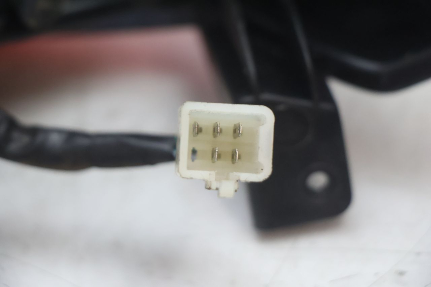 photo de FEU ARRIERE PEUGEOT STREETZONE NAKED 2T 50 (2014 - 2018) - Points de fixation