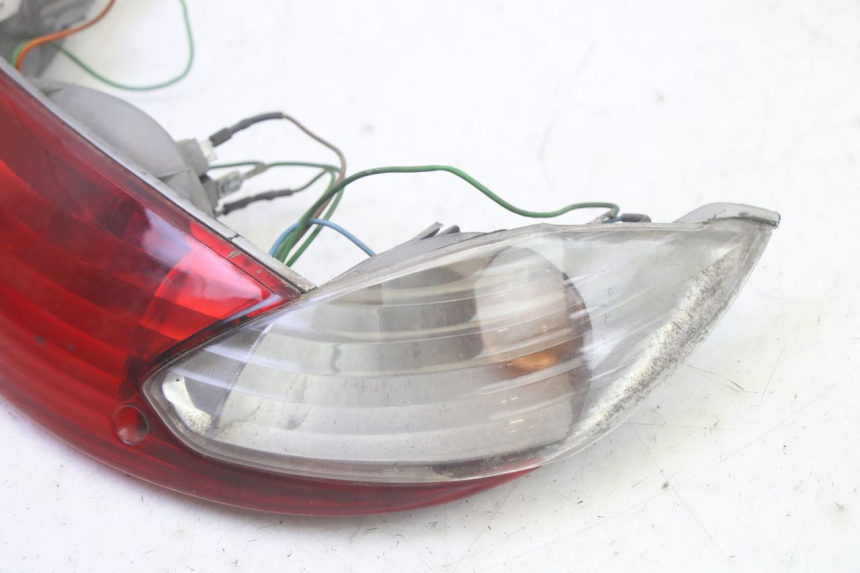 photo de FEU ARRIERE PEUGEOT VIVACITY 100 (1999 - 2008) - Autre angle de vue