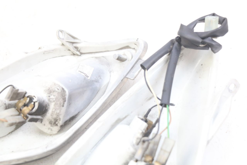 photo de FEU ARRIERE YAMAHA XMAX X-MAX 125 (2006 - 2009) - Points de fixation