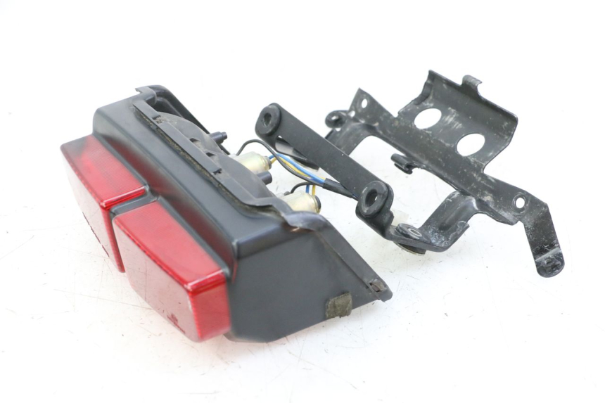 photo de FEU ARRIERE YAMAHA FZS FAZER 600 (2001 - 2003) - Gros plan technique