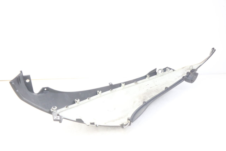 photo de FLANC ARRIERE DROIT PIAGGIO BEVERLY 125 (2010 - 2015) - Gros plan technique