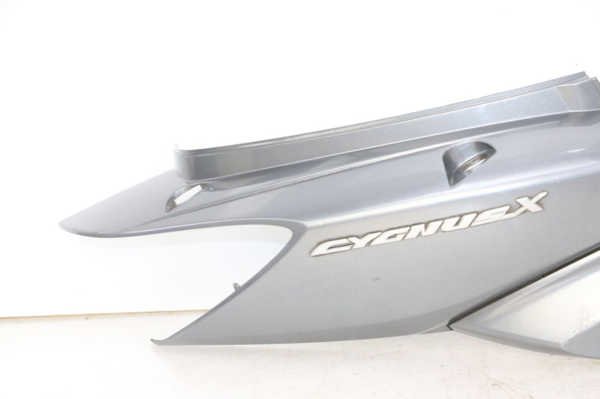 photo de FLANC ARRIERE DROIT YAMAHA CYGNUS X INJECTION 125 (2007 - 2013) - Détails caractéristiques