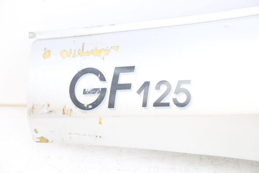 photo de FLANC ARRIERE DROIT HYOSUNG GF 125 (2001 - 2005) - Vue d’ensemble