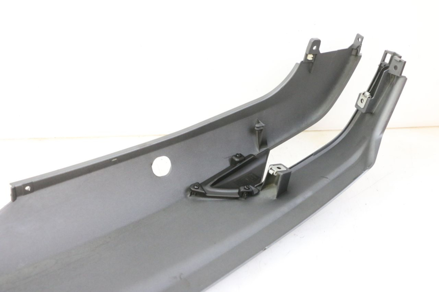 photo de FLANC ARRIERE DROIT PIAGGIO MP3 500 (2014 - 2017) - Points de fixation