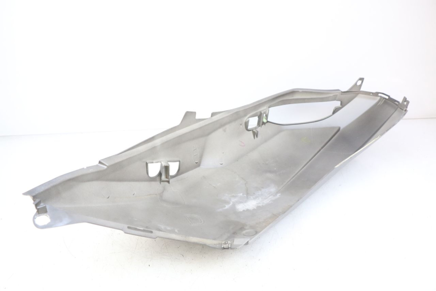 photo de FLANC ARRIERE DROIT PEUGEOT SATELIS 125 (2010 - 2012) - Gros plan technique