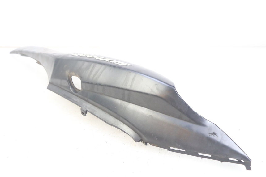 photo de FLANC ARRIERE DROIT SUZUKI SIXTEEN 125 (2008 - 2010) - Détail de la pièce