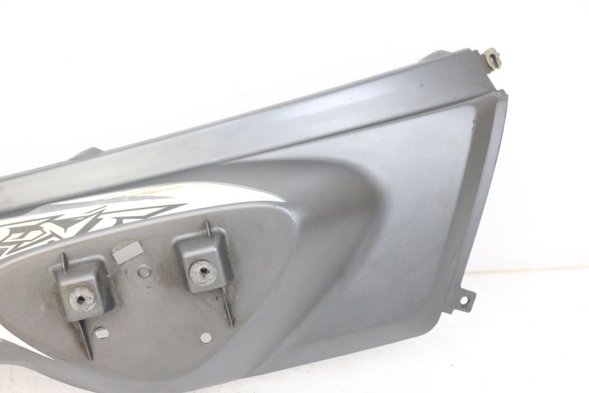 photo de FLANC ARRIERE DROIT MBK STUNT NAKED 50 (2004 - 2018) - Marquages et références