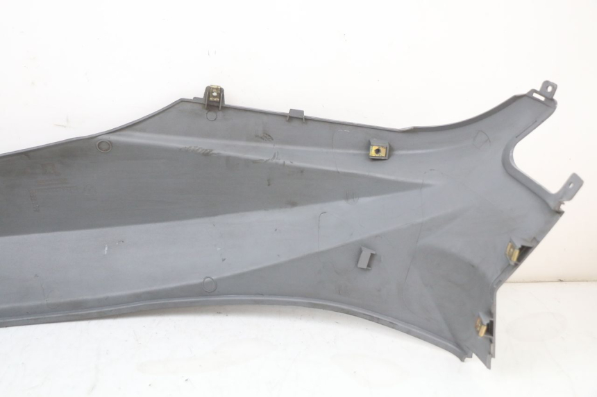 photo de FLANC ARRIERE DROIT PEUGEOT TWEET 125 (2018 - 2021) - Points de fixation