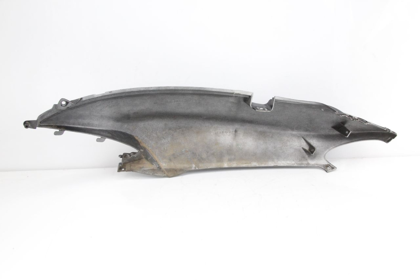 photo de FLANC ARRIERE DROIT SUZUKI UC EPICURO 125 (1999 - 2003) - Gros plan technique