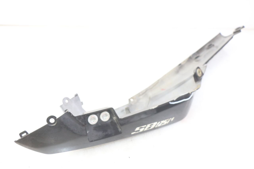 photo de FLANC ARRIERE DROIT SYM WOLF SB 125 (2011 - 2018) - Marquages et références