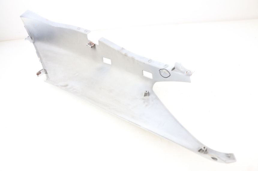 photo de FLANC ARRIERE DROIT YAMAHA XMAX X-MAX 125 (2006 - 2009) - Gros plan technique