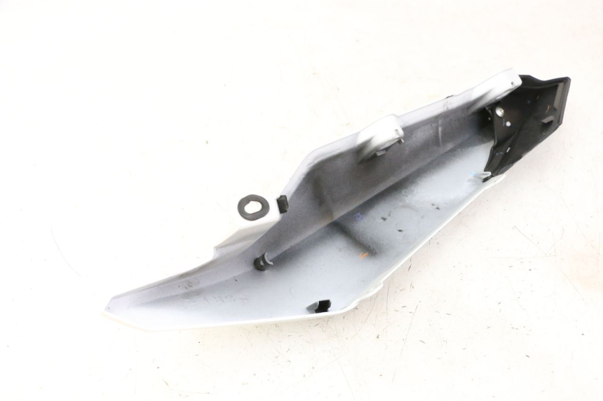 photo de FLANC ARRIERE DROIT YAMAHA XJ6 ABS 600 (2008 - 2016) - Points de fixation