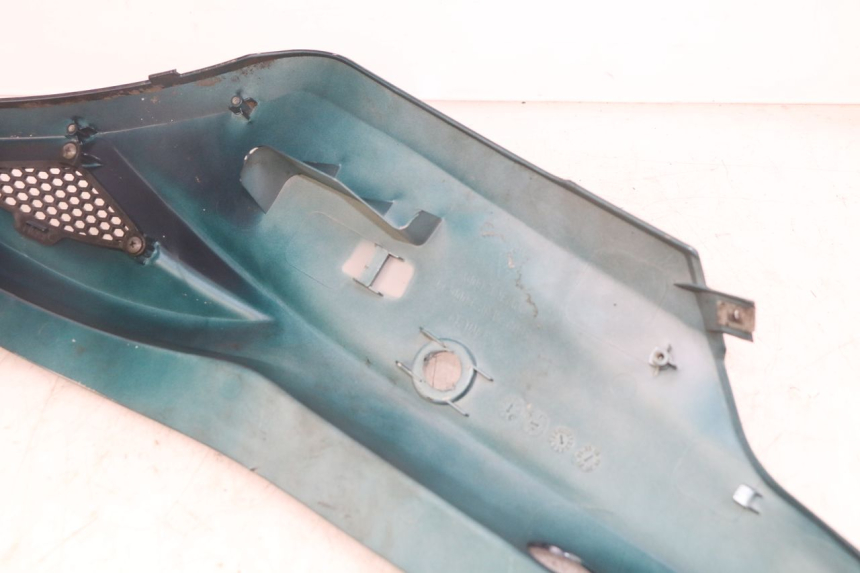 photo de FLANC ARRIERE GAUCHE KYMCO AGILITY 16+ 4T 50 (2018 - 2023) - Gros plan technique