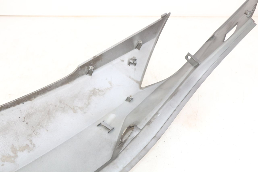 photo de FLANC ARRIERE GAUCHE SYM GTS EFI 125 (2012 - 2016) - Points de fixation