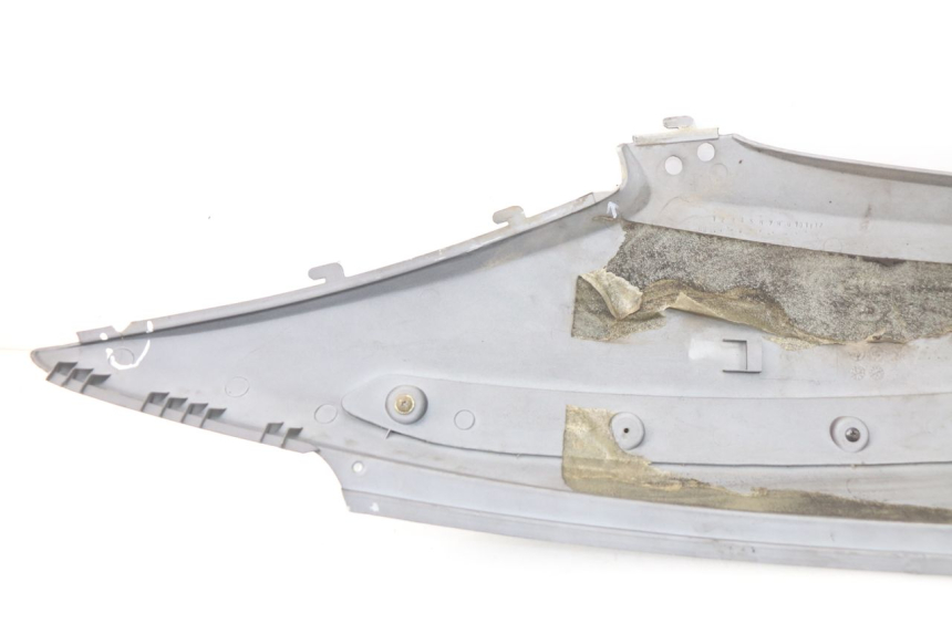 photo de FLANC ARRIERE GAUCHE SYM GTS EVO 125 (2009 - 2013) - Gros plan technique