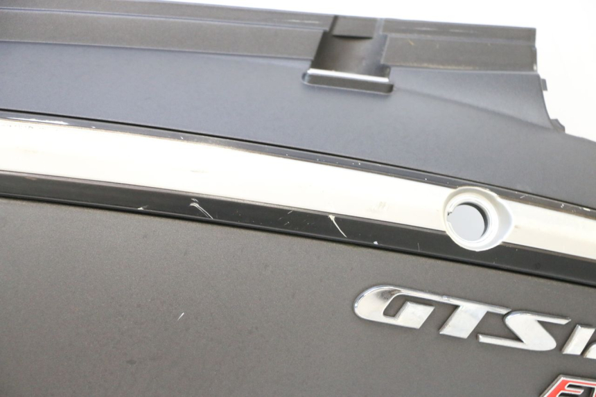 photo de FLANC ARRIERE GAUCHE SYM GTS EVO 125 (2009 - 2013) - Points de fixation