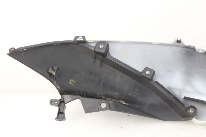 photo de FLANC ARRIERE GAUCHE MBK MW TRYPTIK 125 (2017 - 2022) - Gros plan technique