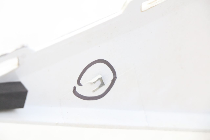 photo de FLANC ARRIERE GAUCHE DAELIM S3 125 (2010 - 2017) - Points de fixation