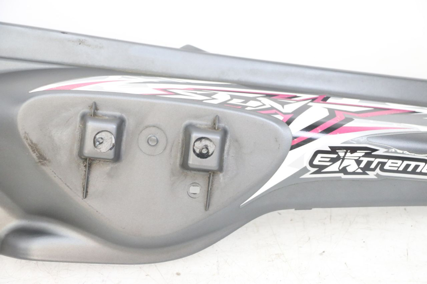 photo de FLANC ARRIERE GAUCHE MBK STUNT NAKED 50 (2004 - 2018) - Détails caractéristiques