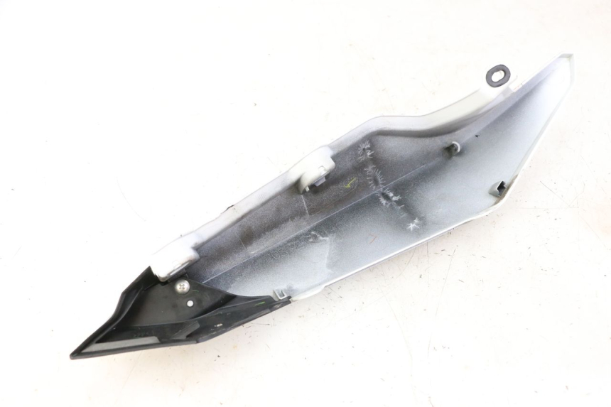 photo de FLANC ARRIERE GAUCHE YAMAHA XJ6 ABS 600 (2008 - 2016) - Gros plan technique