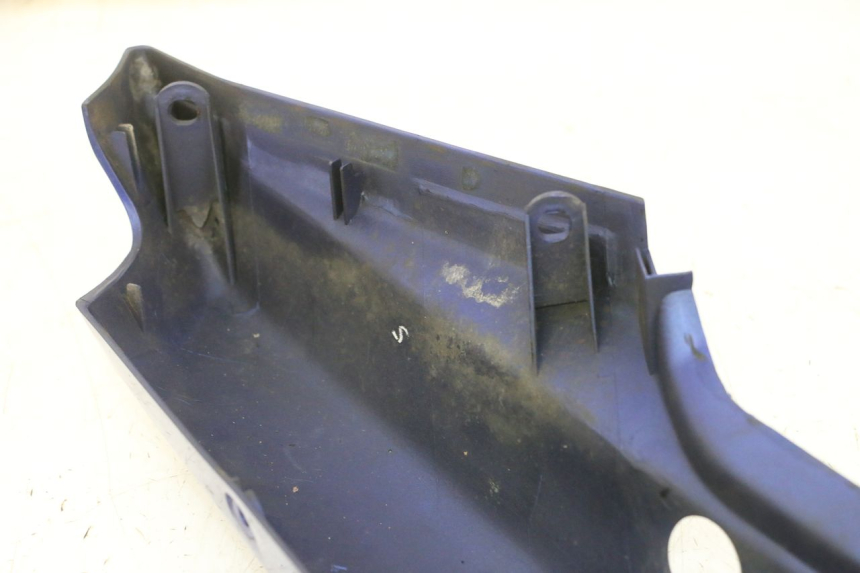 photo de FLANC ARRIERE GAUCHE YAMAHA FZS FAZER 600 (2001 - 2003) - Détail de la pièce