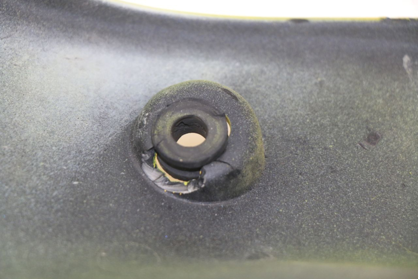photo de FLANC LATERAL AVANT DROIT SUZUKI GSXF GSX F 600 (1988 - 1997) - Gros plan technique