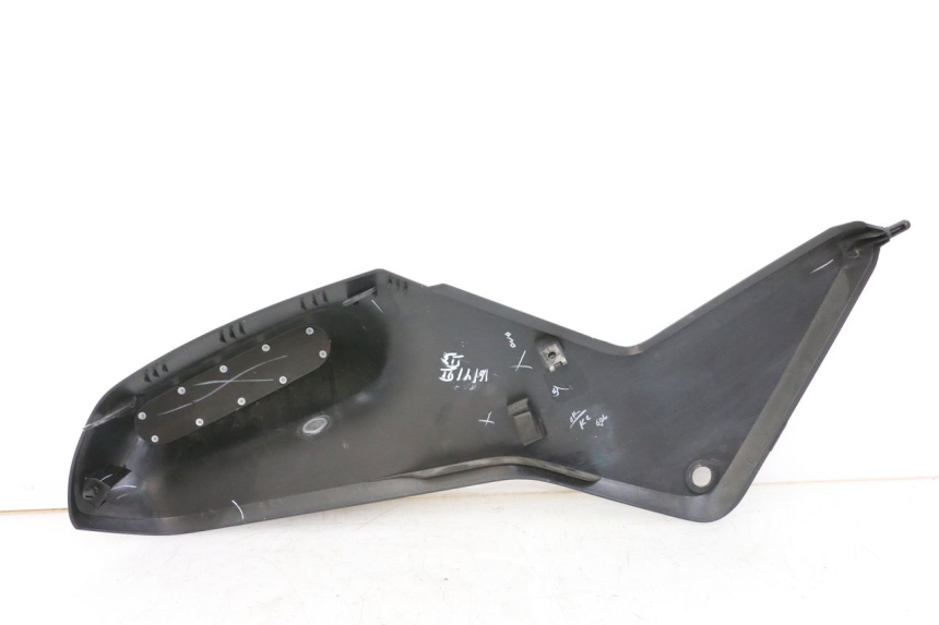 photo de FLANC LATERAL AVANT DROIT HUSQVARNA SVARTPILEN 401 (2018 - 2023) - Gros plan technique